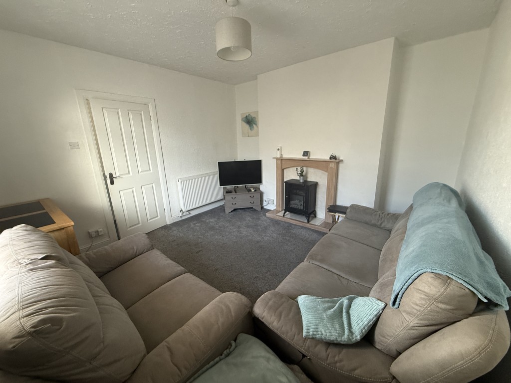 Lot: 183 - SPACIOUS MID-TERRACE PROPERTY - Living Room